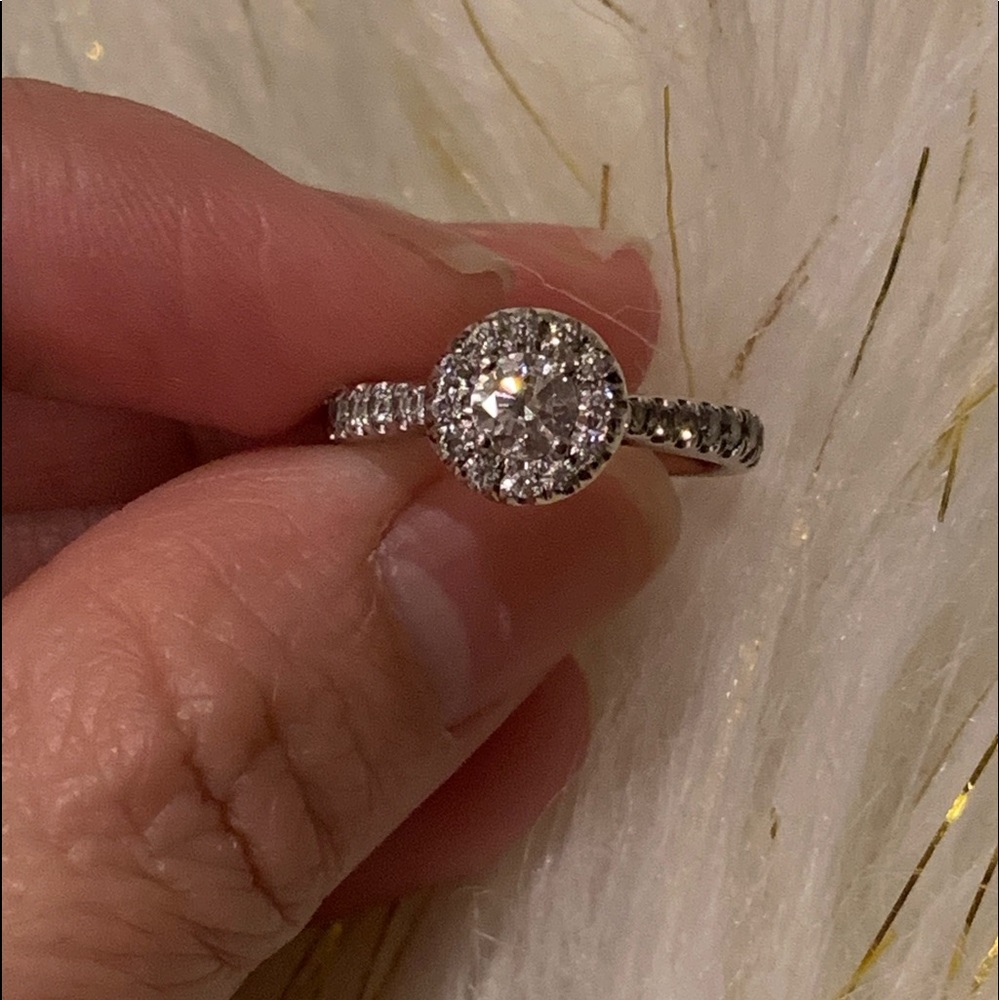 💍Beautiful 14k WG Halo Diamond Ring - Size 4.5💍